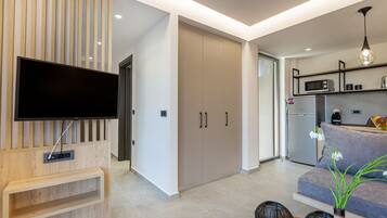 Standaard appartement, 2 slaapkamers | Privékeuken | Een koelkast, een magnetron, een oven, een kookplaat