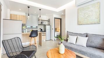 Klassiek appartement, niet-roken, uitzicht op zwembad | Woonruimte | Een 32-inch smart-tv met kabelzenders