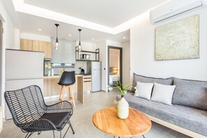 Departamento clásico, para no fumadores, vista a la alberca | Área de sala de estar | Smart TV de 32 pulgadas con canales por cable 