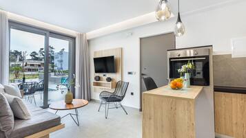 Lägenhet Comfort - icke-rökare - utsikt mot poolen | Vardagsrum | 32-tums smart-tv med kabelkanaler