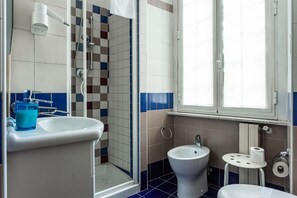 Haartrockner, Handtücher, Toilettenpapier