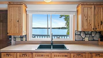 Apartment | Private kitchen | Coffee/tea maker, high chair, paper towels