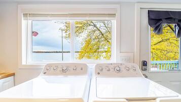 Deluxe Apartment | Laundry