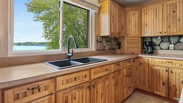 Apartamento | Cozinha privada | Cafeteira/chaleira, cadeirão de bebê, toalhas de papel