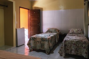Quarto básico | Frigobar, cofres nos quartos, cortinas blackout, Wi-Fi de cortesia