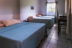 Quarto básico | Frigobar, cofres nos quartos, cortinas blackout, Wi-Fi de cortesia