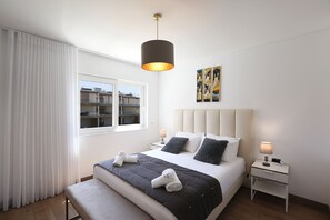 2 chambres, fer et planche à repasser, lit de bébé portatif