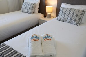 2 chambres, fer et planche à repasser, lit de bébé portatif
