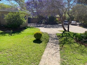 المنطقة المحيطة بالمنشأة