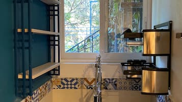 Loft Deluxe | Cocina privada | Frigobar, microondas, parrilla de estufa y cafetera y tetera