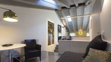 Luxe studio suite | Woonruimte | Een 43-inch smart-tv met satellietzenders en televisie