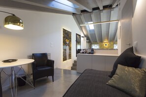 Luxury-Studiosuite | Wohnbereich | 43-Zoll-Smart-TV mit Satellitenempfang, Fernseher