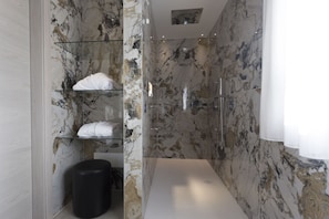 Luxury-Studiosuite | Badezimmer | Kostenlose Toilettenartikel, Haartrockner, Hausschuhe, Bidet