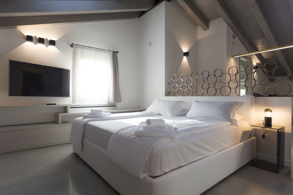 Down comforters, pillowtop beds, minibar, in-room safe - Agriturismo Redó (Ponti sul Mincio)