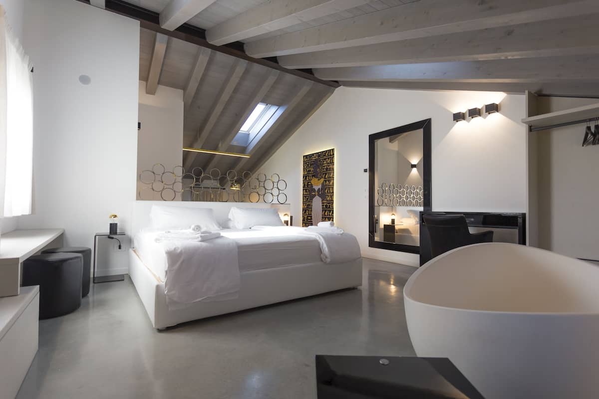 Luxury Studio Suite | Down duvets, pillow-top beds, minibar, in-room safe