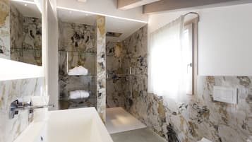 Luxe studio suite | Badkamer | Gratis toiletartikelen, een haardroger, pantoffels, een bidet