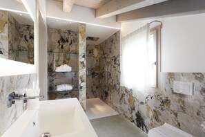 Luxury-Studiosuite | Badezimmer | Kostenlose Toilettenartikel, Haartrockner, Hausschuhe, Bidet