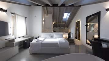 Luxury Studio Suite | Down comforters, pillowtop beds, minibar, in-room safe