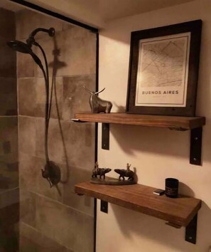 Douche, sèche-cheveux, serviettes fournies, savon