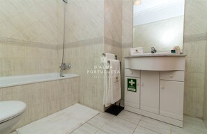 Badekar, hårføner og håndklær