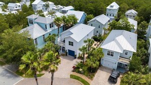 Il s’agit d’un quartier résidentiel composé de plusieurs maisons, dont certaines ont deux étages et d’autres un seul. On y trouve des palmiers et une allée pavée.