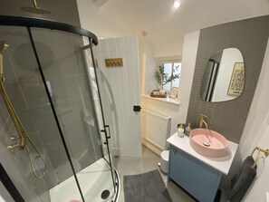 Douche, séchoir à cheveux, serviettes fournies, papier de toilette