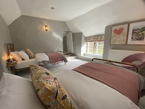 2 Schlafzimmer, Schreibtisch, Bügeleisen/Bügelbrett, Reisekinderbett
