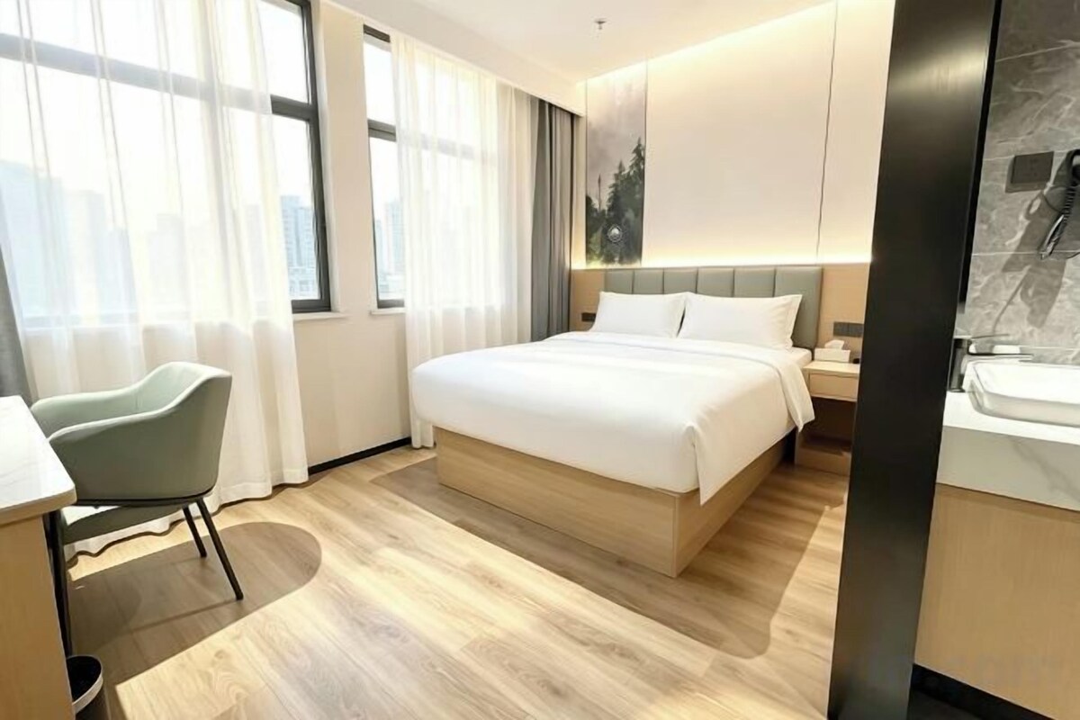 Economy Queen Room (Zero-Pressure, Smart)