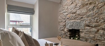 Bwthyn Llechi (Slate Cottage)