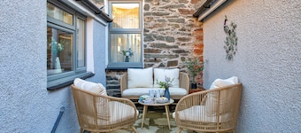 Bwthyn Llechi (Slate Cottage)