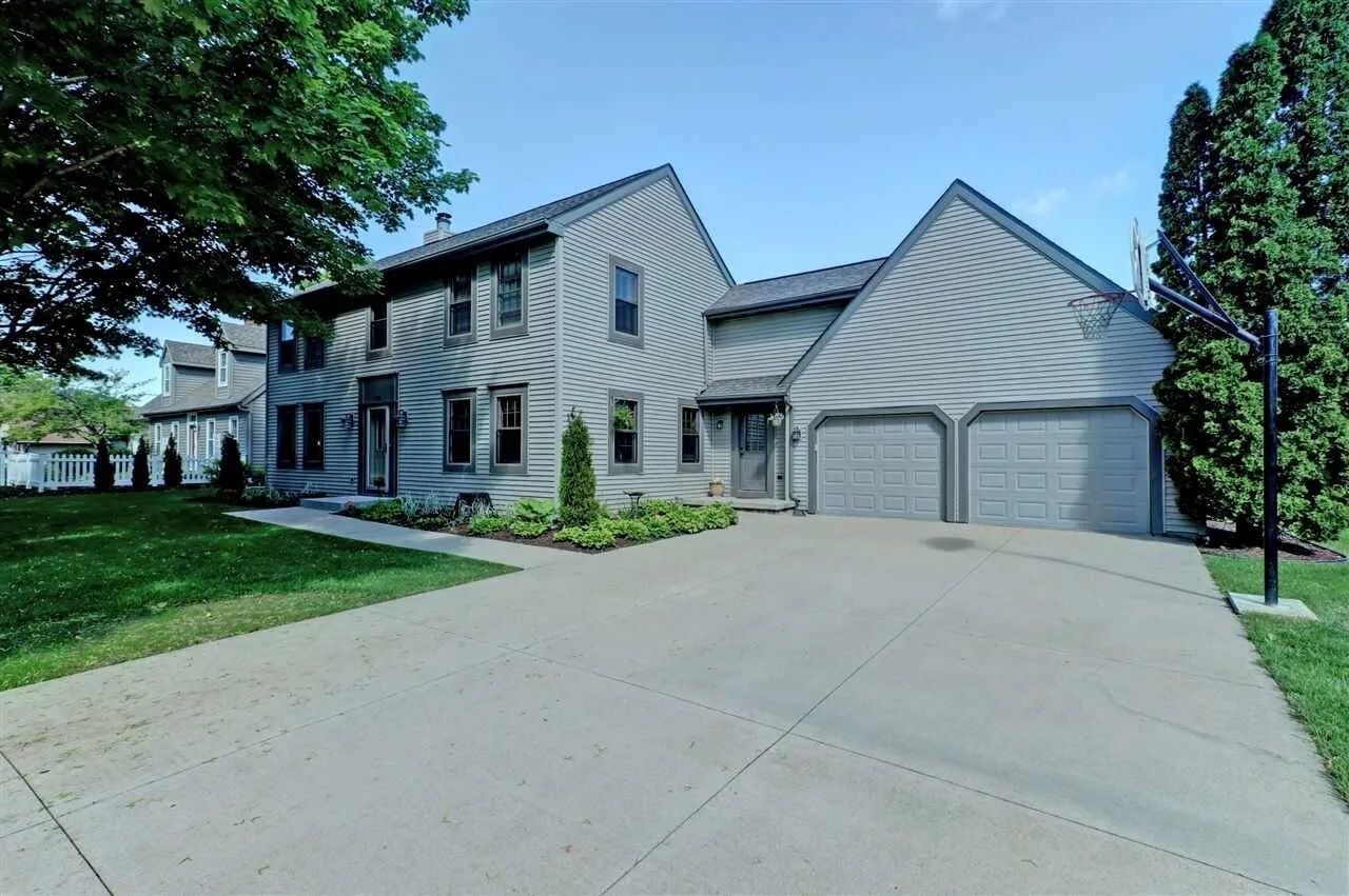 Great for EAA Airventure, 24 minute drive S on 41. Backyard has swings, creek. 