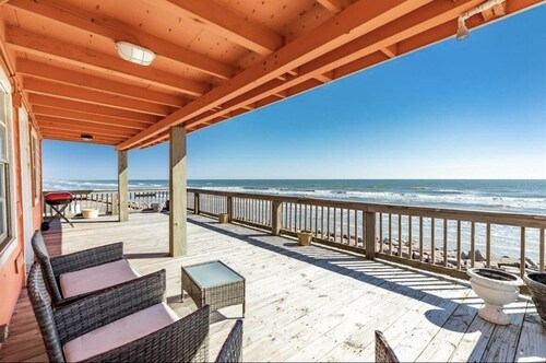 Shore House: Sand Beneath, Waves at Your Doorstep! Perfect deck for Sunrise! 