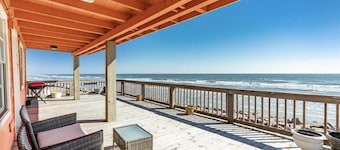 Shore House: Sand Beneath, Waves at Your Doorstep! Perfect deck for Sunrise! 