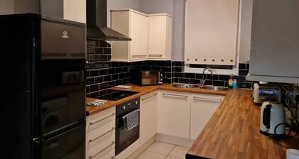 Cosy 2 Bed Flat 1 in Swansea - Home away from Home