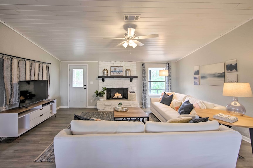 Lake View & Decks: Pet-friendly Mabank Home - Log Cabin, TX