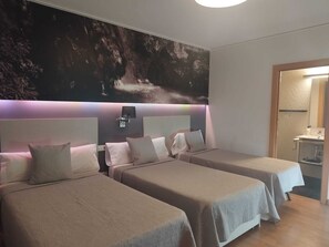 Kamar Triple | Seprai premium, didekorasi berbeda-beda, dan tirai kedap cahaya