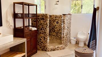 Douche, serviettes fournies, savon