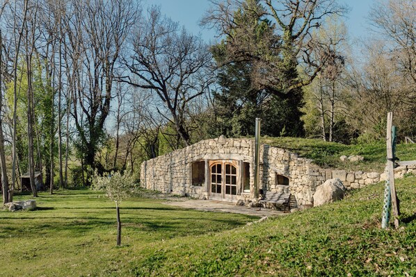 Property grounds - Maison Terre Cabanes de Fallot / sauna - cold bath / shared natural swimming pool (L'Isle-Bouzon)