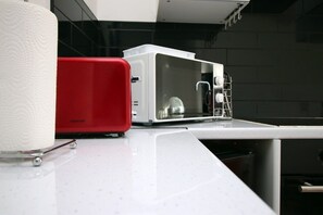 Microwave - Modern 2 Bedroom Flat in Robert st, Swansea (Manselton)