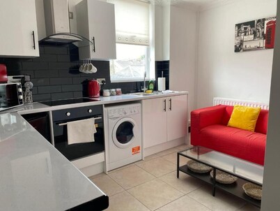 Modern 2 Bedroom Flat in Robert street, Swansea