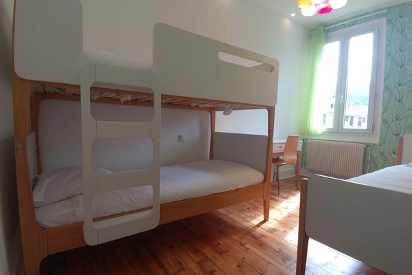 2 bedrooms, desk, travel cot, free WiFi