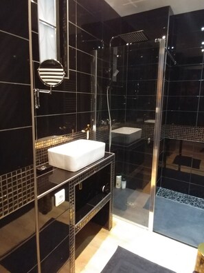 Dusche, Haartrockner, Handtücher, Seife