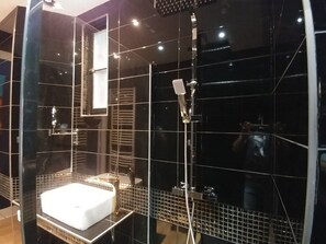 Dusche, Haartrockner, Handtücher, Seife