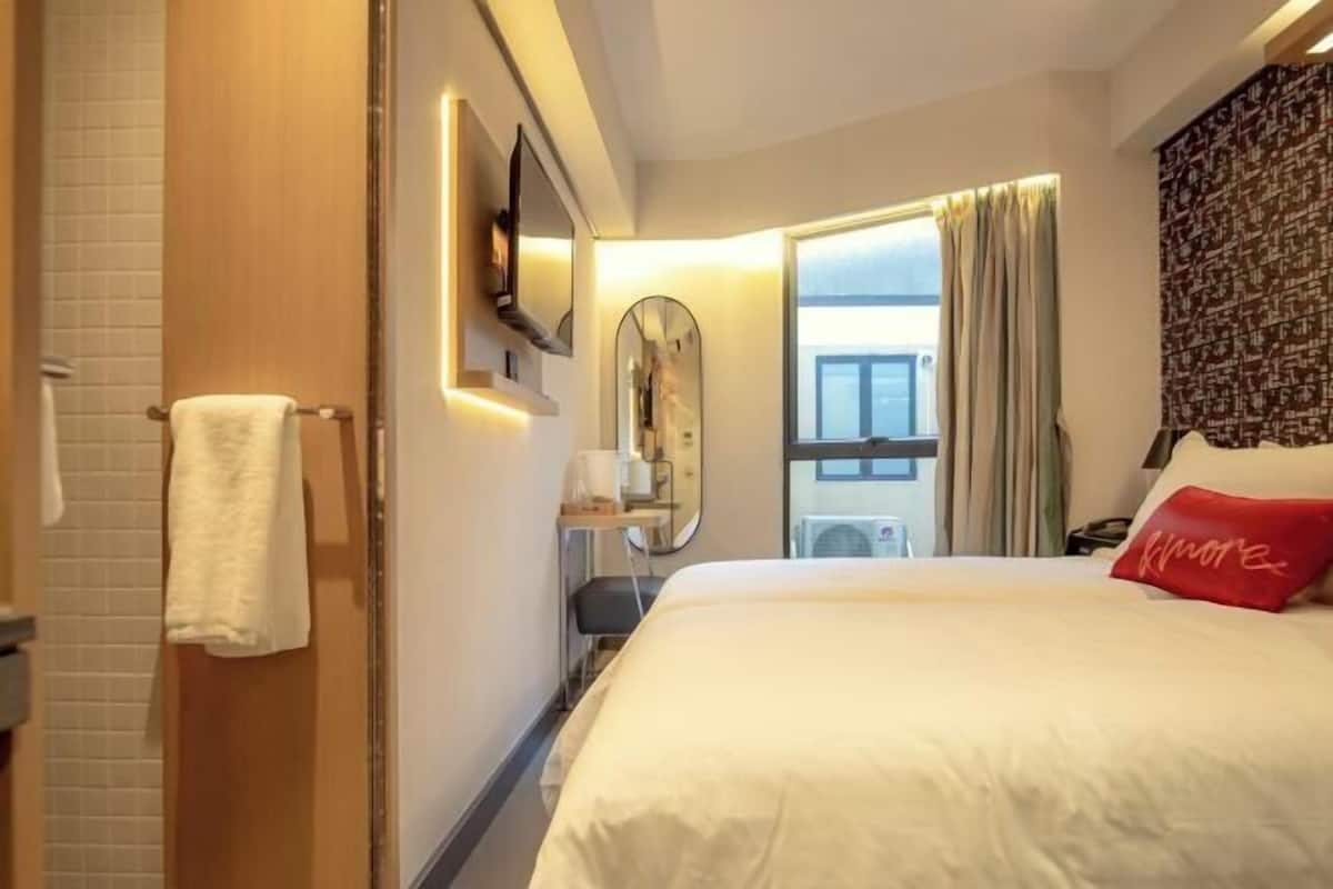 In-room safe, desk, free WiFi, bed sheets