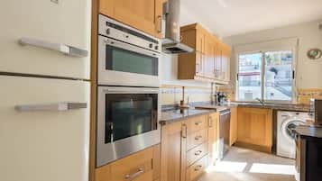 Frigorífico, microondas, horno y placa de cocina