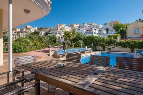 5 Bedroom villa split into 2 apartments