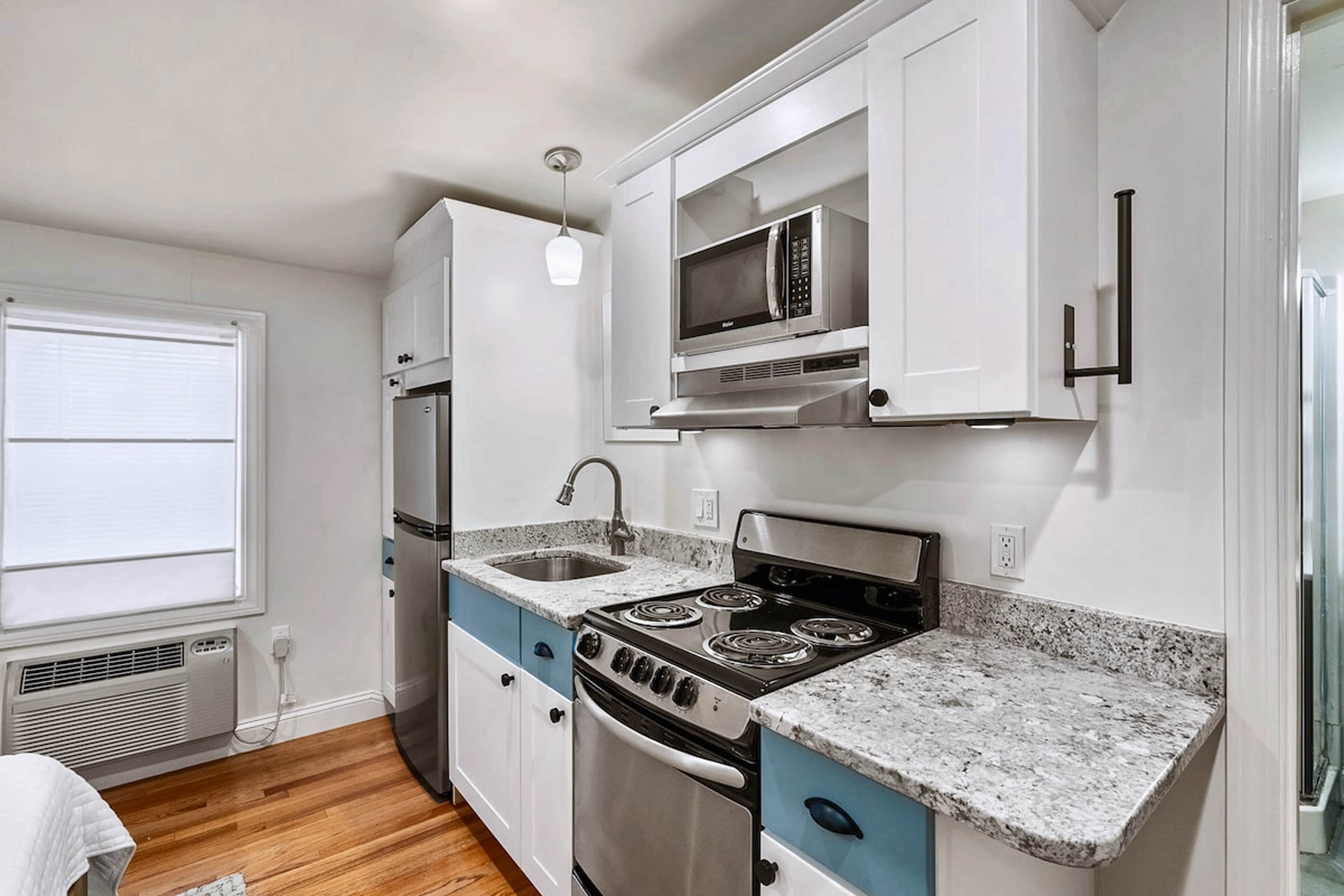 Réfrigérateur, four à micro-ondes, un four, surface de cuisson