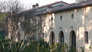 A building with multiple arched windows and a tiled roof. - San Ruffino Apartments (Casciana Terme Lari)