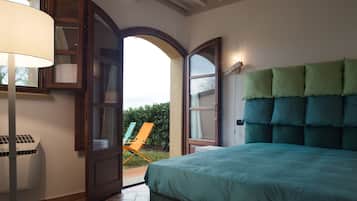 2 bedrooms, individually furnished, desk, bed sheets