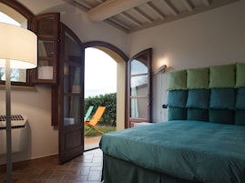Muebles diferentes, escritorio y ropa de cama